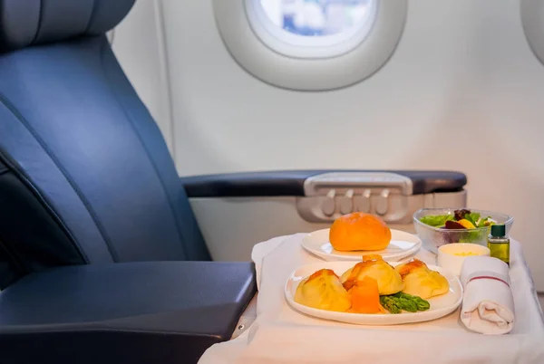 Almoço da companhia aérea servido durante o voo de longa distância — Fotografia de Stock
