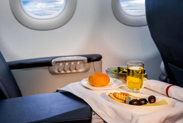 Almuerzo de aerolínea servido durante vuelo de larga distancia —  Fotos de Stock