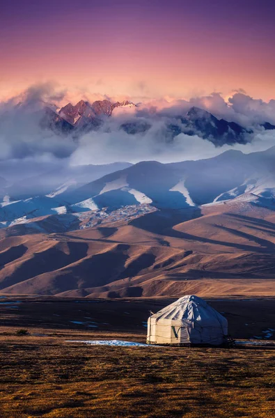 カザフスタンのアルマトイ市近郊の山の風景 — ストック写真