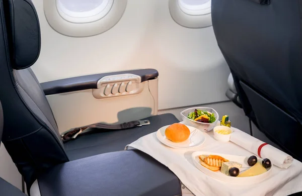 Almuerzo de aerolínea servido durante vuelo de larga distancia — Foto de Stock