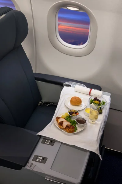 Pranzo a bordo dell'aereo — Foto Stock