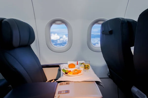 Pranzo a bordo dell'aereo — Foto Stock