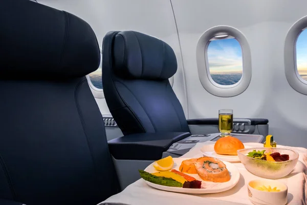 Mittagessen an Bord des Flugzeugs — Stockfoto