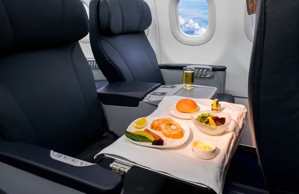 Almuerzo a bordo del avión — Foto de Stock