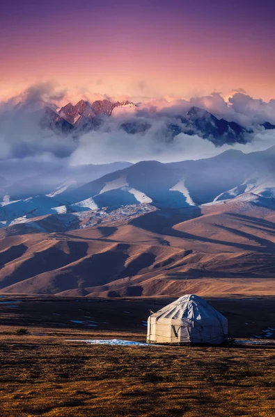 カザフスタンのアルマトイ市近郊の山の風景 ロイヤリティフリーのストック画像