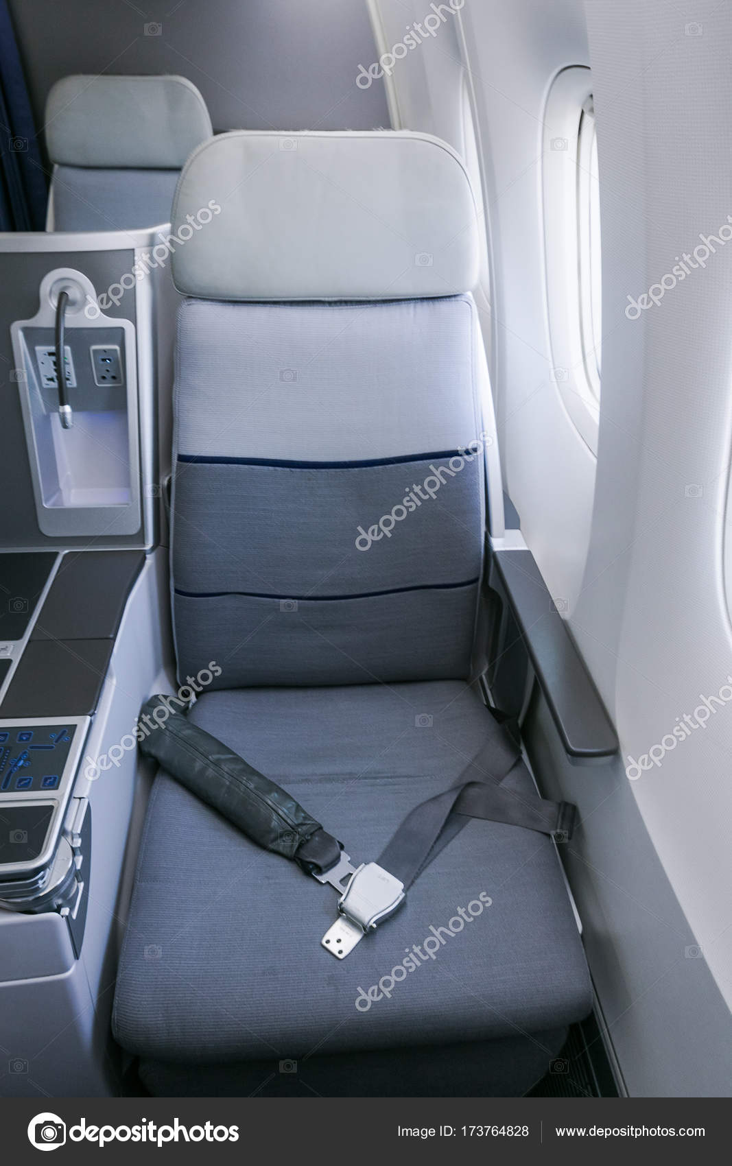 https://st3.depositphotos.com/1736422/17376/i/1600/depositphotos_173764828-stock-photo-empty-seats-window-aircraft.jpg