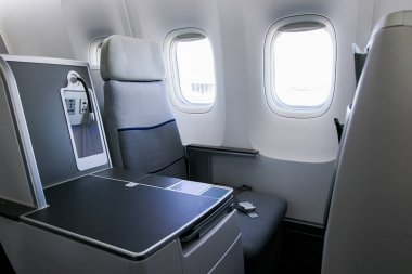 Boş sandalye ve penceresinin içini uçağın