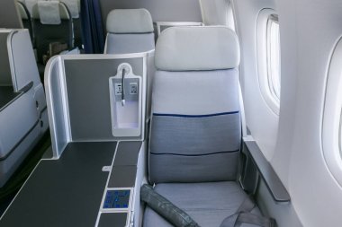 Boş sandalye ve penceresinin içini uçağın