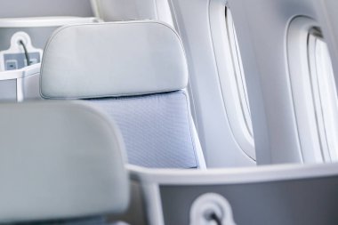 Boş sandalye ve penceresinin içini uçağın