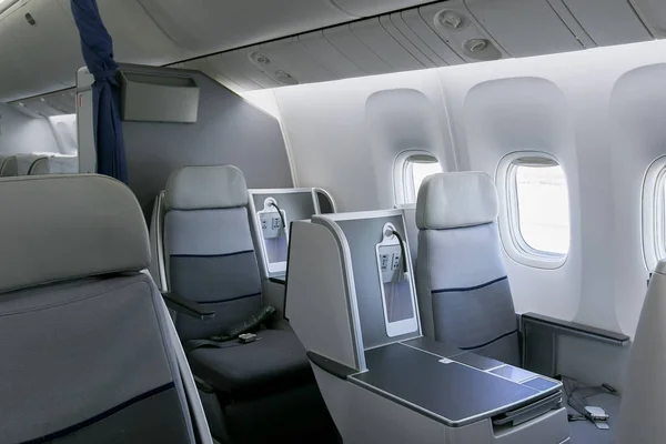 空の席と航空機内のウィンドウ ロイヤリティフリーのストック写真