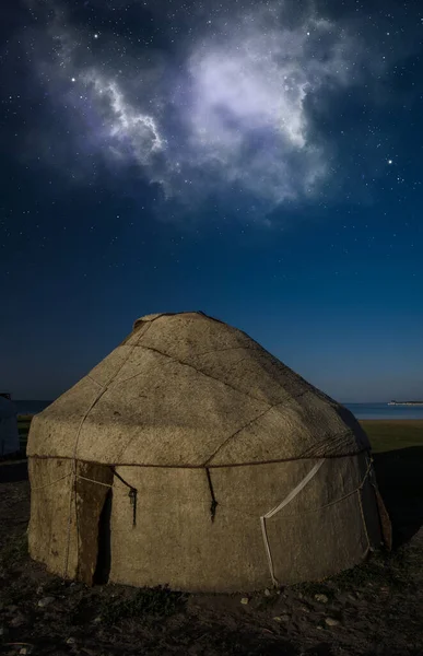 Samanyolu gökyüzü ve çadır üzerinde