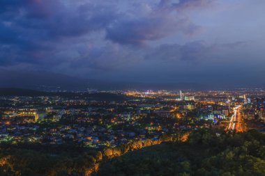 Almaty şehrinin gece manzarası