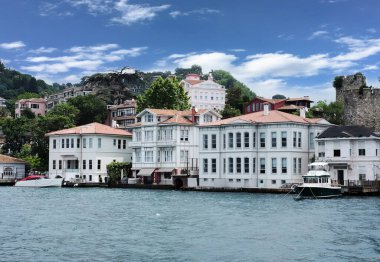 İstanbul manzarası ve Altın Boynuz 'daki eski kasaba Boğaz manzarası.