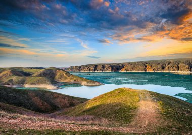 Kazakistan 'ın Almaty kenti yakınlarındaki kanyonun havadan manzarası