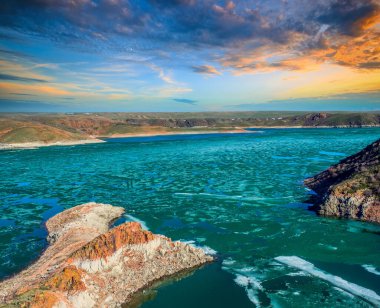 Kazakistan 'ın Almaty kenti yakınlarındaki kanyonun havadan manzarası