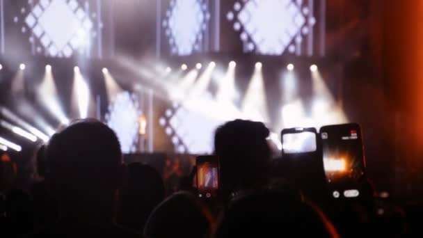 Дефокусована анотація співака на концерті — стокове відео