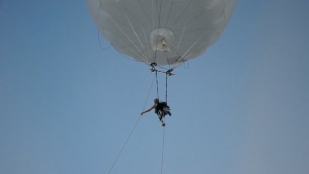 Flying woman from circus — Stock Video