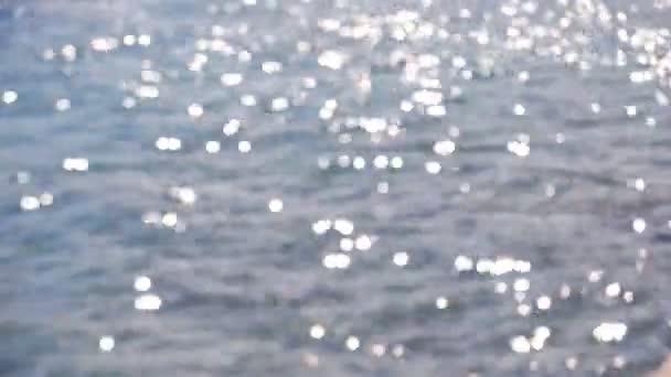 Feixes de sol desfocados no mar — Vídeo de Stock