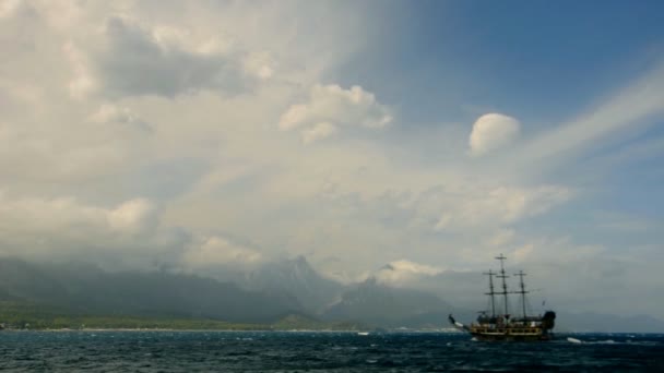 Barco pirata en el mar — Vídeo de stock