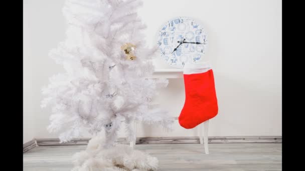 装饰白色圣诞树与白色的猫，游戏中时光倒流 — 图库视频影像