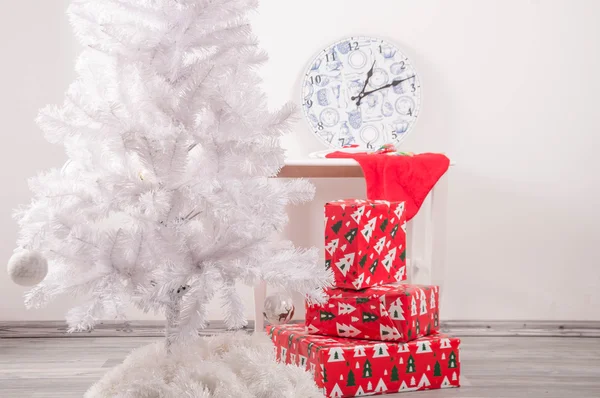 Árbol de Navidad blanco sin decoraciones — Foto de Stock
