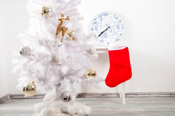 Árbol de Navidad blanco con decoraciones doradas —  Fotos de Stock