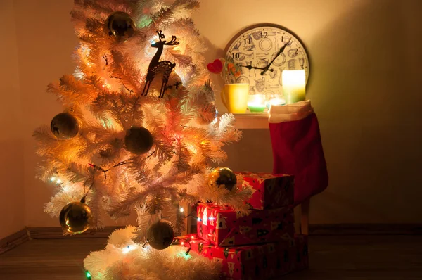Árvore de Natal branca com decorações douradas — Fotografia de Stock