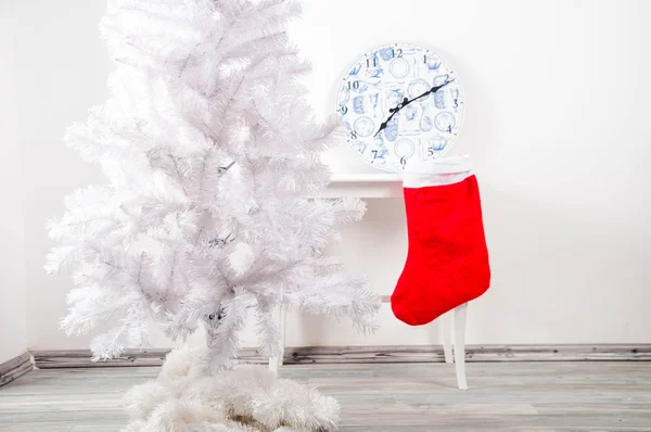 Árbol de Navidad blanco sin decoraciones — Foto de Stock