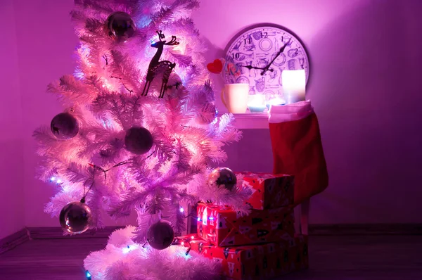 Vit julgran med gyllene dekorationer — Stockfoto