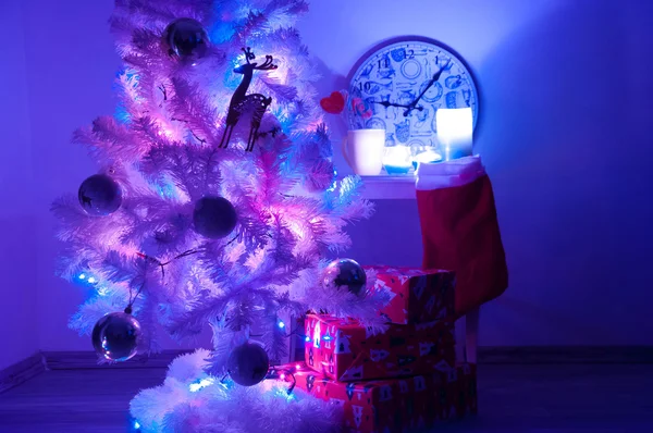 Altın süslemeleri ile beyaz Noel ağacı — Stok fotoğraf