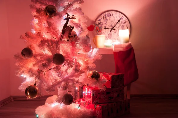 Árvore de Natal branca com decorações douradas — Fotografia de Stock