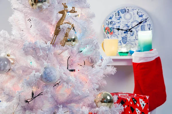 Weißer Weihnachtsbaum mit goldener Dekoration — Stockfoto