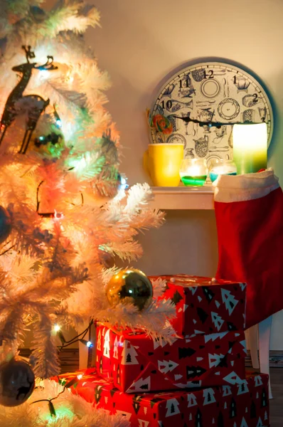 Árbol de Navidad blanco con decoraciones doradas —  Fotos de Stock