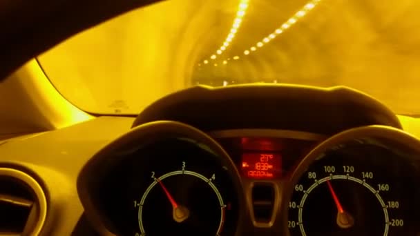 Man het besturen van een auto in tonnel, uitzicht vanaf cabine — Stockvideo