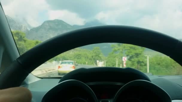 Homem dirigindo um carro na estrada, vista da cabine — Vídeo de Stock