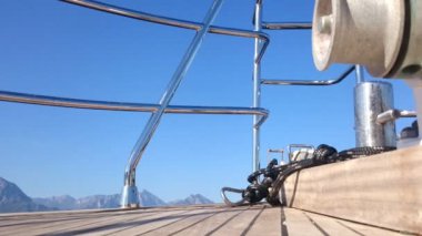 Düşük ahşap güvertede görünümünü güneşli bir günde yer.