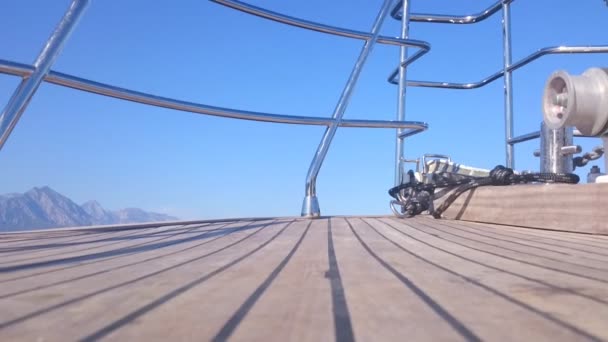 Vue du sol bas du pont de bateau en bois par une journée ensoleillée — Video