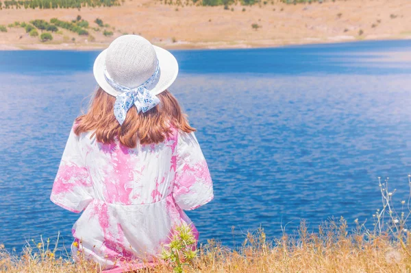 Young Woman Straw Hat Sitting Dry Grass Beautiful Lake — Stock Photo, Image