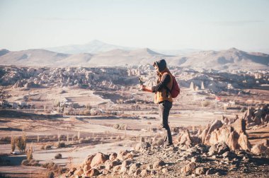 Gezgin, Cappadocia 'daki panoramik görünümün fotoğraflarını çekiyor