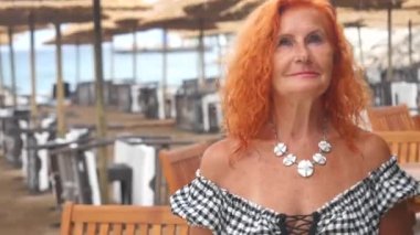 Çekici büyükanne yaz tatilinde dinleniyor.