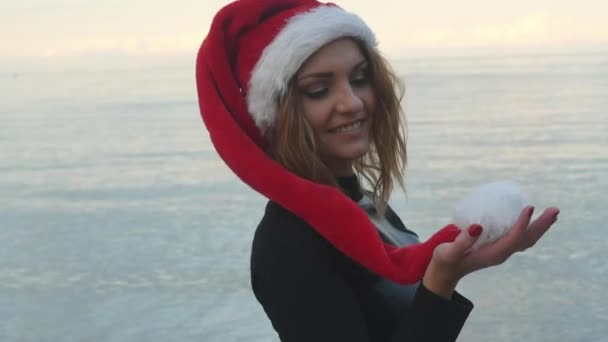 Bella donna in cappello Santa in piedi sul fondo del mare — Video Stock
