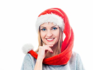 Beyaz arka planda Noel Baba şapkalı genç kadın.