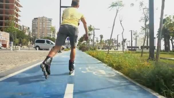 Sportieve man rolschaatsen in het stadspark — Stockvideo