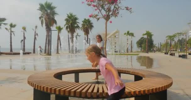 Две сестры играют на свежем воздухе — стоковое видео