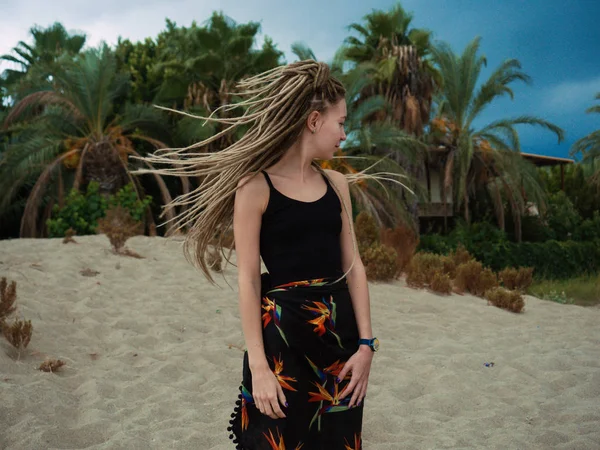 Jovem com dreadlocks sobre fundo de verão — Fotografia de Stock