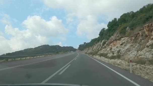 Serpentine road in the mountains, an original point of view of the empty roadway. — Stock Video