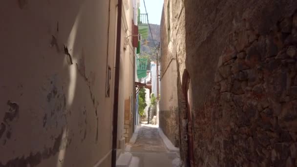 Rua estreita em Kastelorizo, ilha grega — Vídeo de Stock