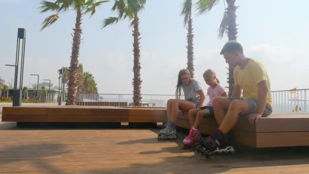 Father with daughters sitting in roller skates — 비디오