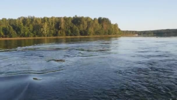 Verhuizen op de boot door het meer — Stockvideo