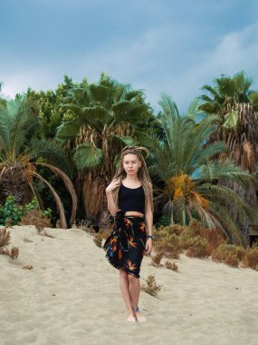 Yaz boyunca rastalı saçları olan genç bir kadın